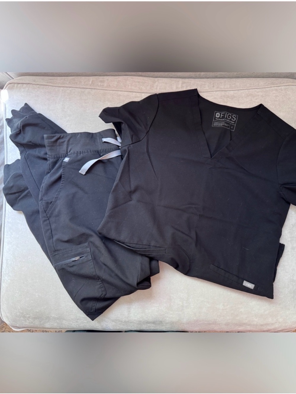 Figs Black V-Neck Scrub Set Small with Matching Pants